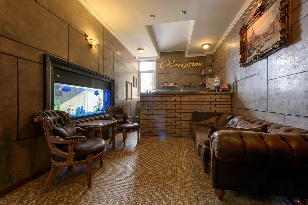 Premium Hotel Tjernivtsi Exteriör bild