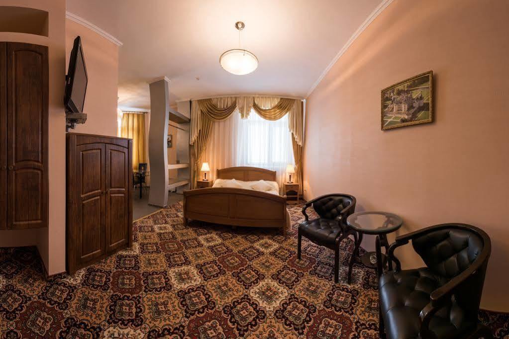 Premium Hotel Tjernivtsi Exteriör bild