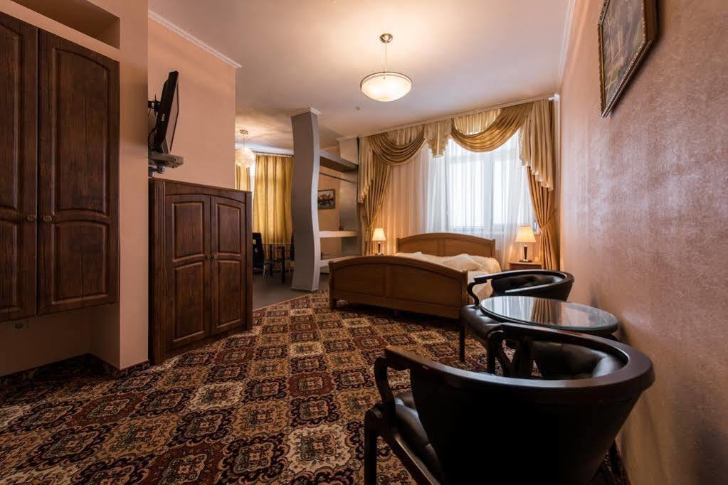Premium Hotel Tjernivtsi Exteriör bild